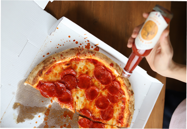 Sauce piquante sur une pizza