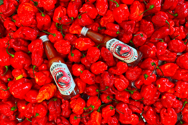 Deux bouteilles de sauce Armageddon dans des piments Armageddon