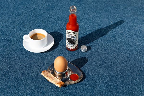 Un oeuf à la coque avec un café et une sauce Martin à la truffe.